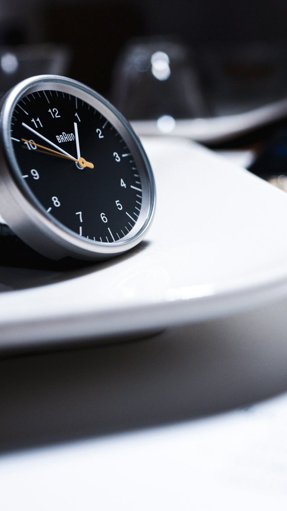Intermittent Fasting for Weight Loss: The Evidence So Far 2 A clock resting on an empty plate, representing intermittent fasting for weight loss