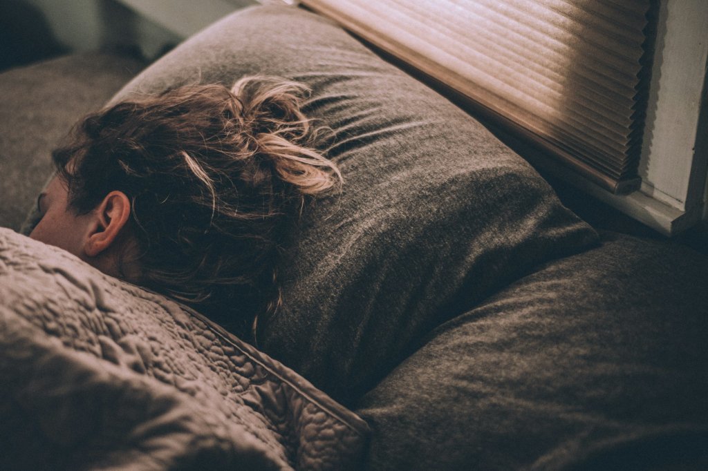 Sleep and Weight Loss: How It Sabotages Your Goals 2 Woman sleeping soundly in bed, illustrating the sleep and weight loss connection