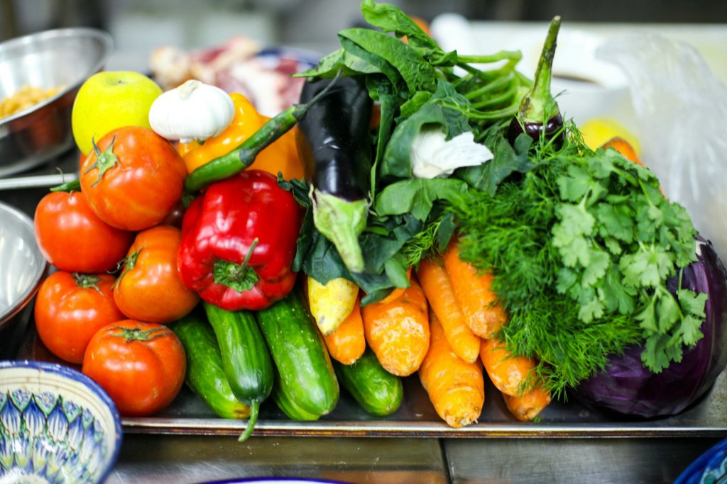 Acid Reflux Habits: Gentle Ways to Ease Heartburn Daily 2 Fresh vegetables on a table, supporting acid reflux habits and gentle meals