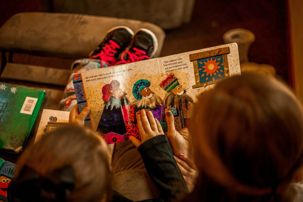 Screen Time for Kids: Healthy Limits Parents Can Keep 2 Two children reading books together on a sofa, a screen-free alternative for healthy screen time for kids