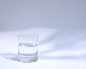 Home 42 Clear glass of water, a simple habit for UTI prevention